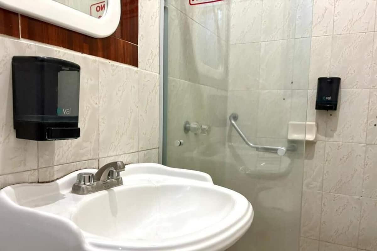 Douche, serviettes fournies, savon, shampoing