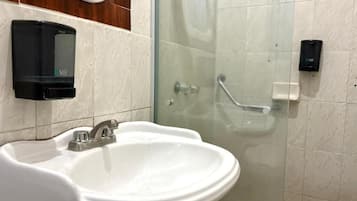 Chuveiro, toalhas de banho, sabonete, shampoo