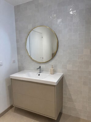 Dusche, Haartrockner, Handtücher, Seife