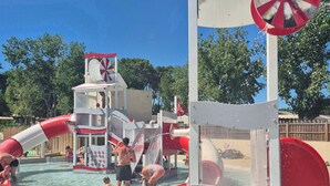Ein Wasserpark mit Rutschen und einer Spielanlage.
