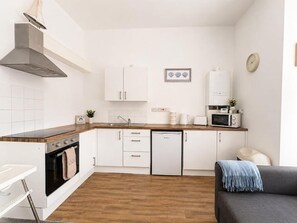 Private kitchen - Euston Road - Beach Apartment 7 (Great Yarmouth)