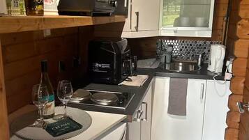 Lemari es, microwave, oven, dan kompor