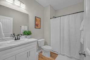 Hair dryer, towels, soap, toilet paper - New 3BR/2BA Home in Downtown Pensacola – Prime Location! (Pensacola)