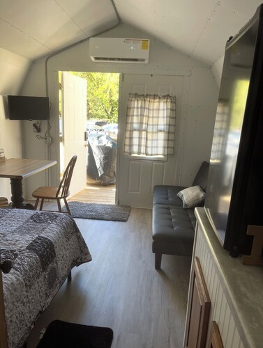  1-bedroom Little Lodge 2.5 miles from Hillbilly Trails
