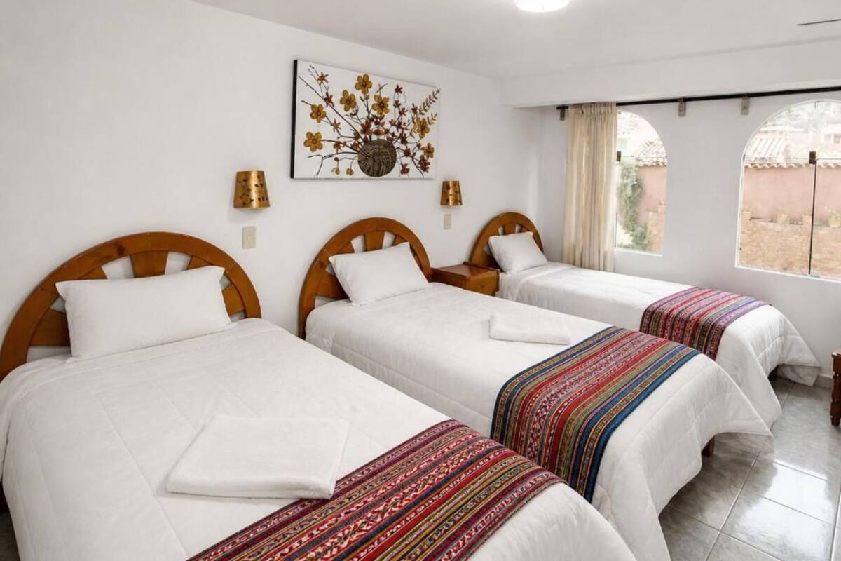 Economy-Dreibettzimmer, Bergblick | Schreibtisch, Bügeleisen/Bügelbrett, kostenloses WLAN