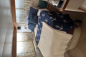 Bed sheets - Boldt's Fair Lady Houseboat (Alexandria Bay)