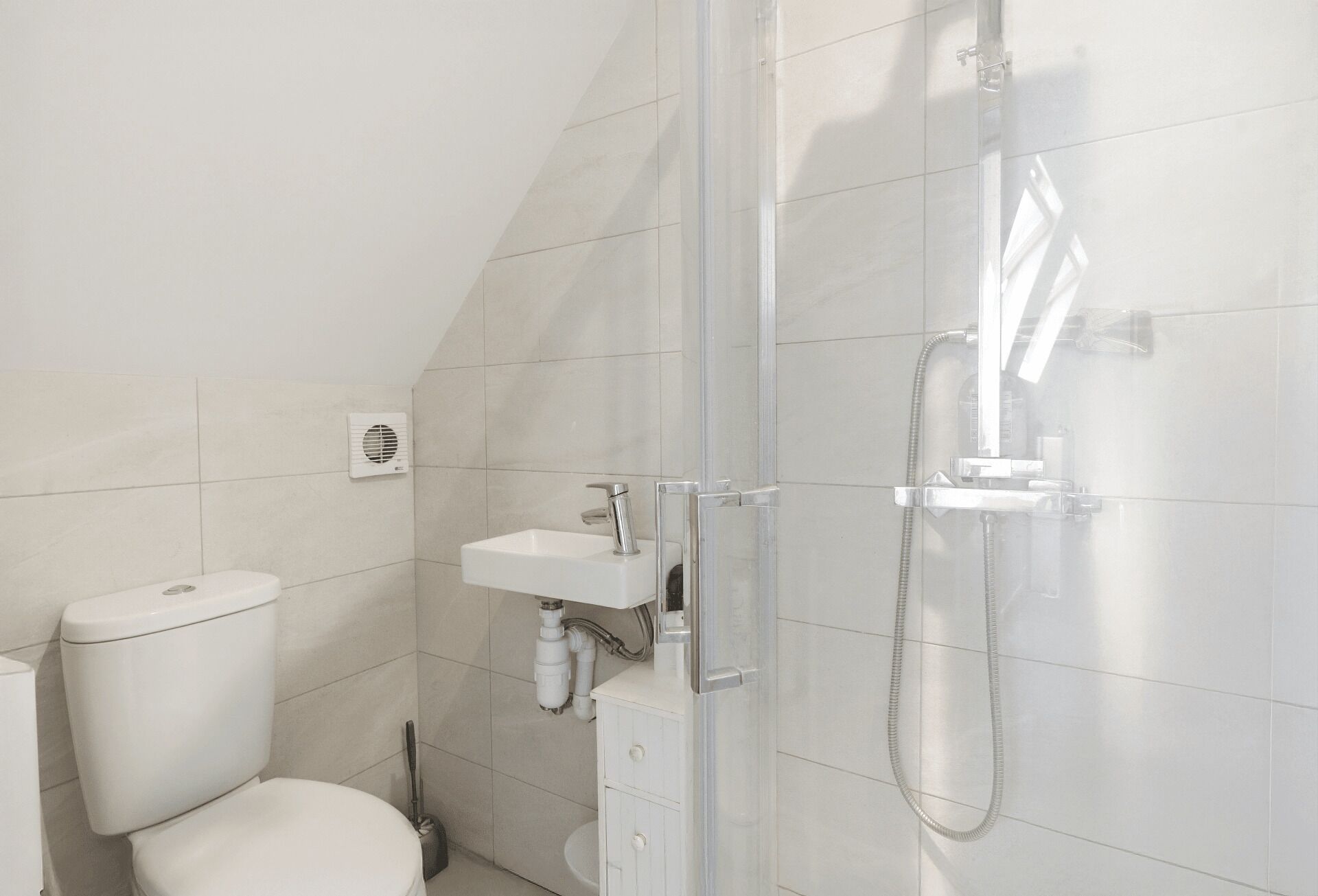 Douche, sèche-cheveux, serviettes fournies, savon
