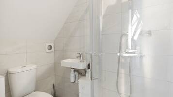Douche, sèche-cheveux, serviettes fournies, savon