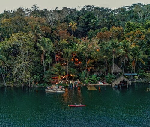 Samaya Lush Lakeside Apartment - Green Lotus