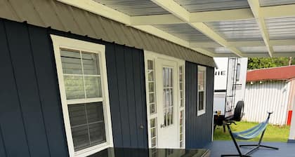 Tiny House Escape with Country Views near Tifton