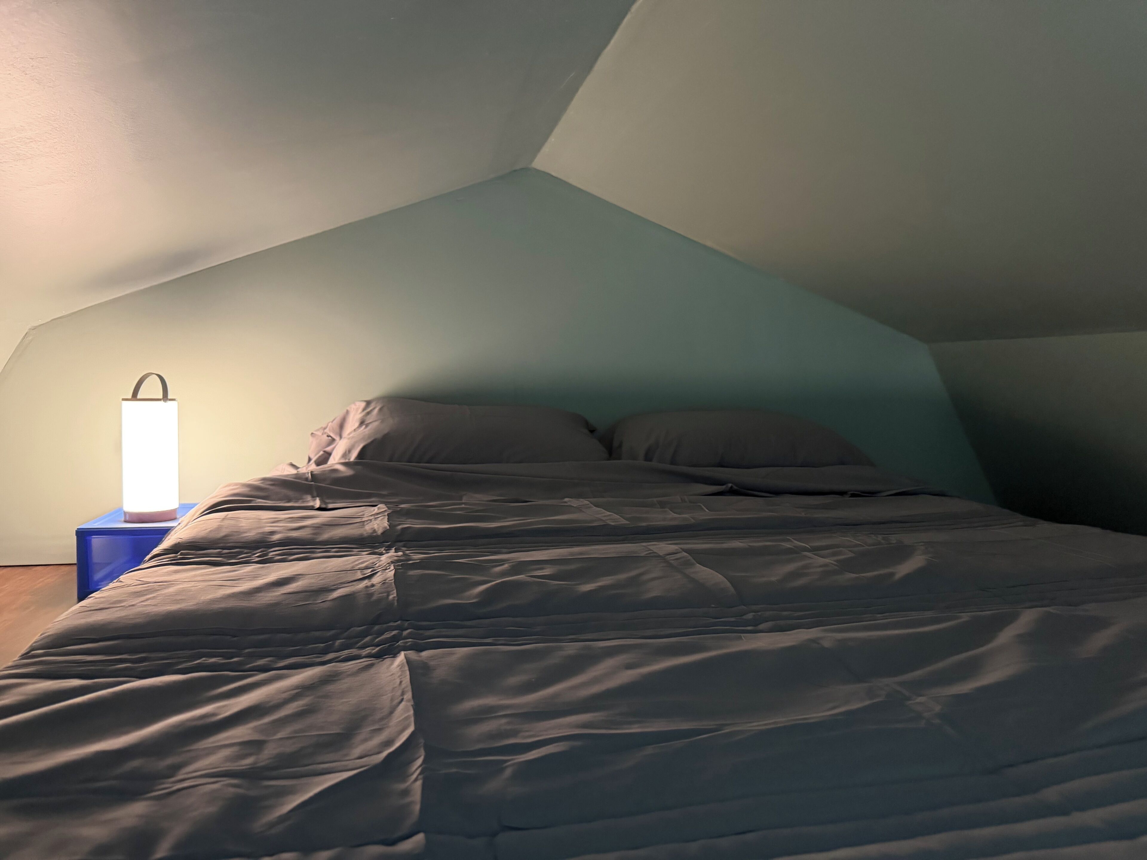 Iron/ironing board, internet, bed sheets