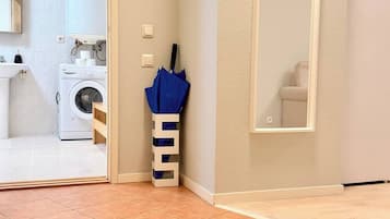 Haartrockner, Handtücher, Seife, Toilettenpapier