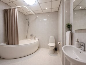 Haartrockner, Handtücher, Seife, Toilettenpapier