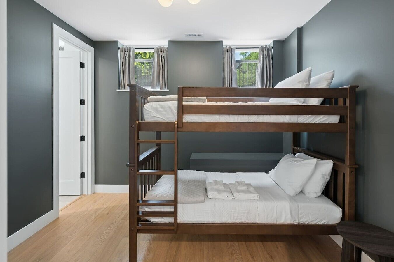 4 chambres, bureau, Wi-Fi, literie fournie
