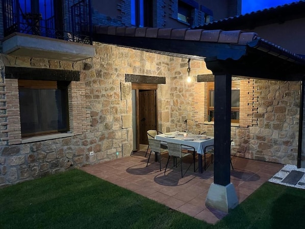 Outdoor dining - Casa Rural La Traviesa de la Demanda (Cabezón de la Sierra)