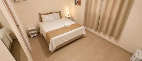 Hotelkamer met een bed, nachtkastje, airconditioning en douche, met uitzicht.