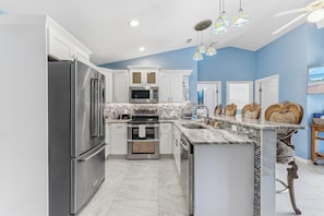 Coffee/tea maker, fridge, microwave, oven - 🛩️The Flying Mermaid | Quiet Country Getaway | Air Strip Views🐮🐦 (Edgewater)