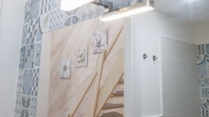 A staircase with a wooden finish and a white door with a handle. - La Dimora di Vanna by Rentbeat (Avola)