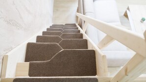 A staircase with wooden steps and a white handrail. - La Dimora di Vanna by Rentbeat (Avola)