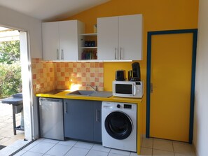 Coffee/tea maker, fridge, microwave, stovetop - One-bedroom ground-floor apartment in the hills above Porticcio (PORTICCIO)