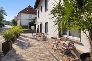 Outdoor dining - Large Evergreen Apartment for up to 8 People Near Waldshut (Waldshut-Tiengen)