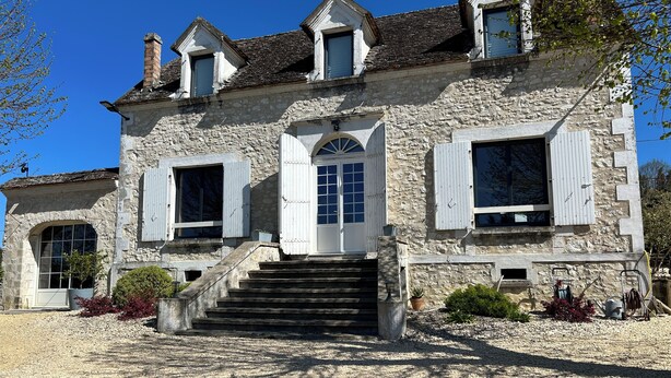 A stone building with a central entrance, a staircase leading up, and a clear sky. - Le Clos des Pères House: 120 m², 3 bedrooms, 2 bathrooms, fenced-in yard. Pets allowed (Monflanquin)