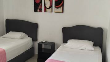 Habitación estándar con 1 cama doble o 2 individuales | Tabla de planchar con plancha y wifi gratis