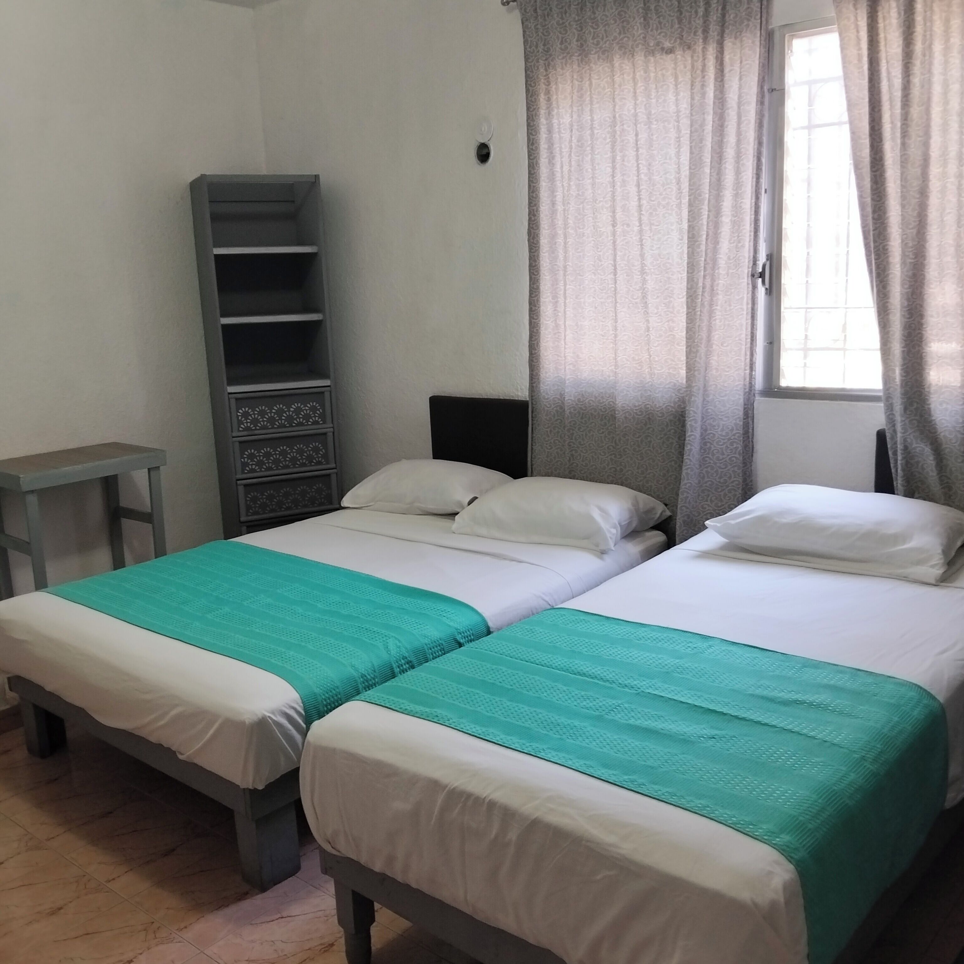 Habitación triple familiar, varias camas | Tabla de planchar con plancha y wifi gratis