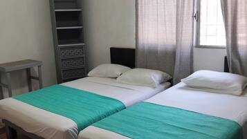 Habitación triple familiar, varias camas | Tabla de planchar con plancha y wifi gratis