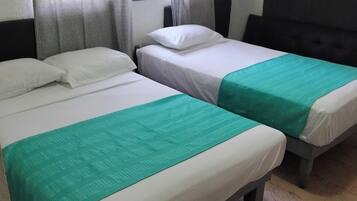 Habitación triple familiar, varias camas | Tabla de planchar con plancha y wifi gratis