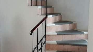 Un escalier avec une rampe et des marches en métal.