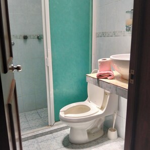 Shower, towels, soap, shampoo - Room in Cancun Stadium (Cancun)
