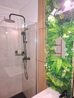 Haartrockner, Handtücher, Seife, Toilettenpapier