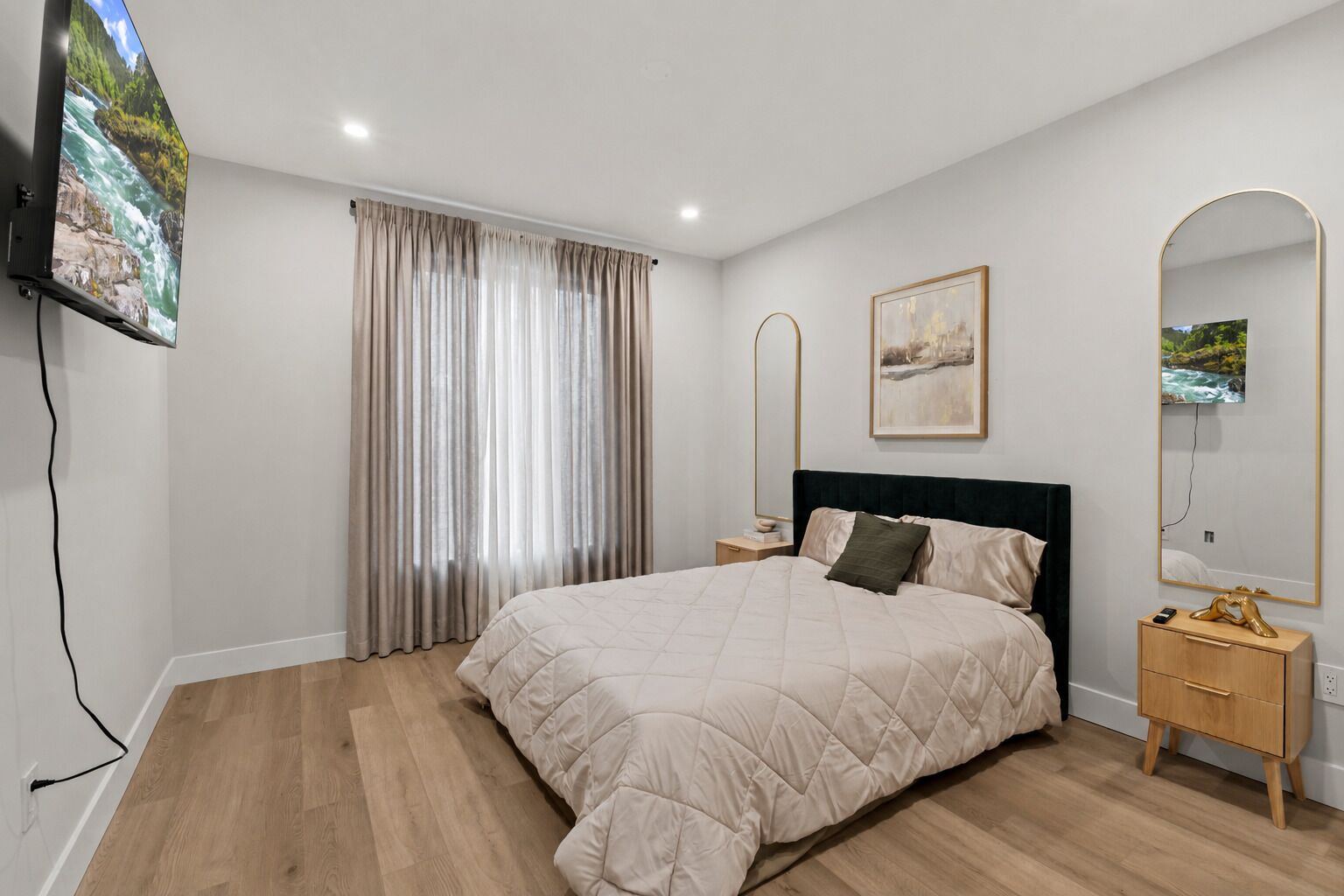 4 bedrooms, iron/ironing board, WiFi, bed sheets