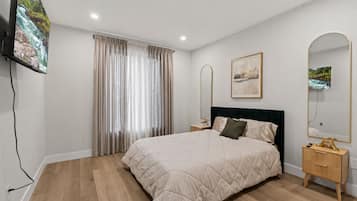 4 bedrooms, iron/ironing board, WiFi, bed sheets