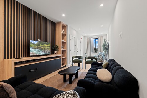 Spacious 4-bedroom apartment w/ backyard