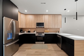 Private kitchen - Spacious 4-bedroom apartment w/ backyard (Philadelphia)