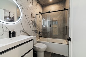 Hair dryer, towels, soap, toilet paper - Spacious 4-bedroom apartment w/ backyard (Philadelphia)