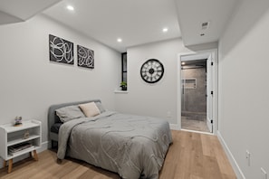 Iron/ironing board, WiFi, bed sheets - Spacious 4-bedroom apartment w/ backyard (Philadelphia)