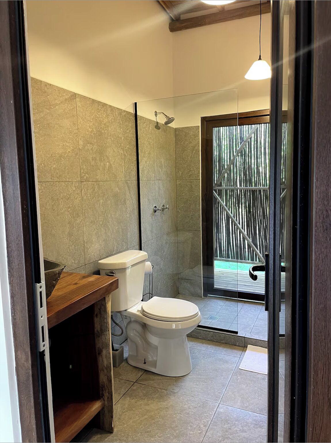 Douche, serviettes fournies, papier toilette