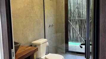 Douche, serviettes fournies, papier toilette