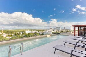 Pool - Central Apartment with Pool, Gym, Coworking Space, and Wi-Fi (Cancún)