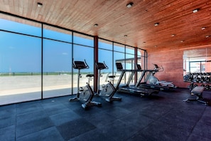 Fitness facility - Central Apartment with Pool, Gym, Coworking Space, and Wi-Fi (Cancún)
