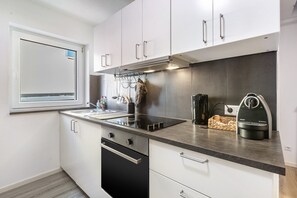 Wasserkocher mit Kaffee-/Teezubehör, Kühlschrank, Ofen, Herdplatte