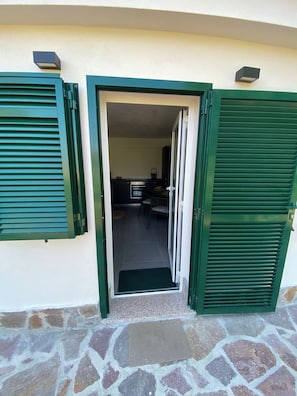 Exterior detail - The Countryside by the Sea: A 50-square-meter apartment surrounded by greenery, just a 15-minute walk from the beaches (Liguria)