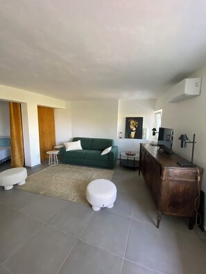 Living area - The Countryside by the Sea: A 50-square-meter apartment surrounded by greenery, just a 15-minute walk from the beaches (Liguria)