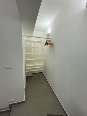 Interior - The Countryside by the Sea: A 50-square-meter apartment surrounded by greenery, just a 15-minute walk from the beaches (Liguria)