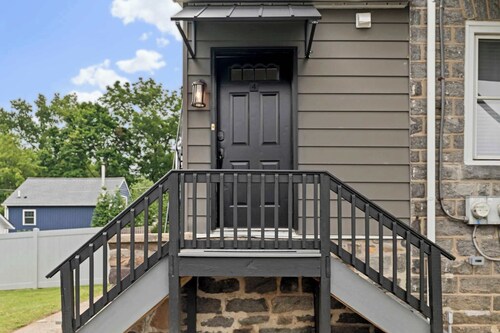 Brand New 1BDR | Downtown Ardmore | Courtyard | Parking