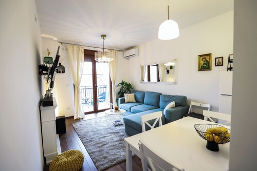 New Modern Apartment with Balcony