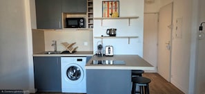 Wasserkocher mit Kaffee-/Teezubehör, Kühlschrank, Mikrowelle, Herdplatte